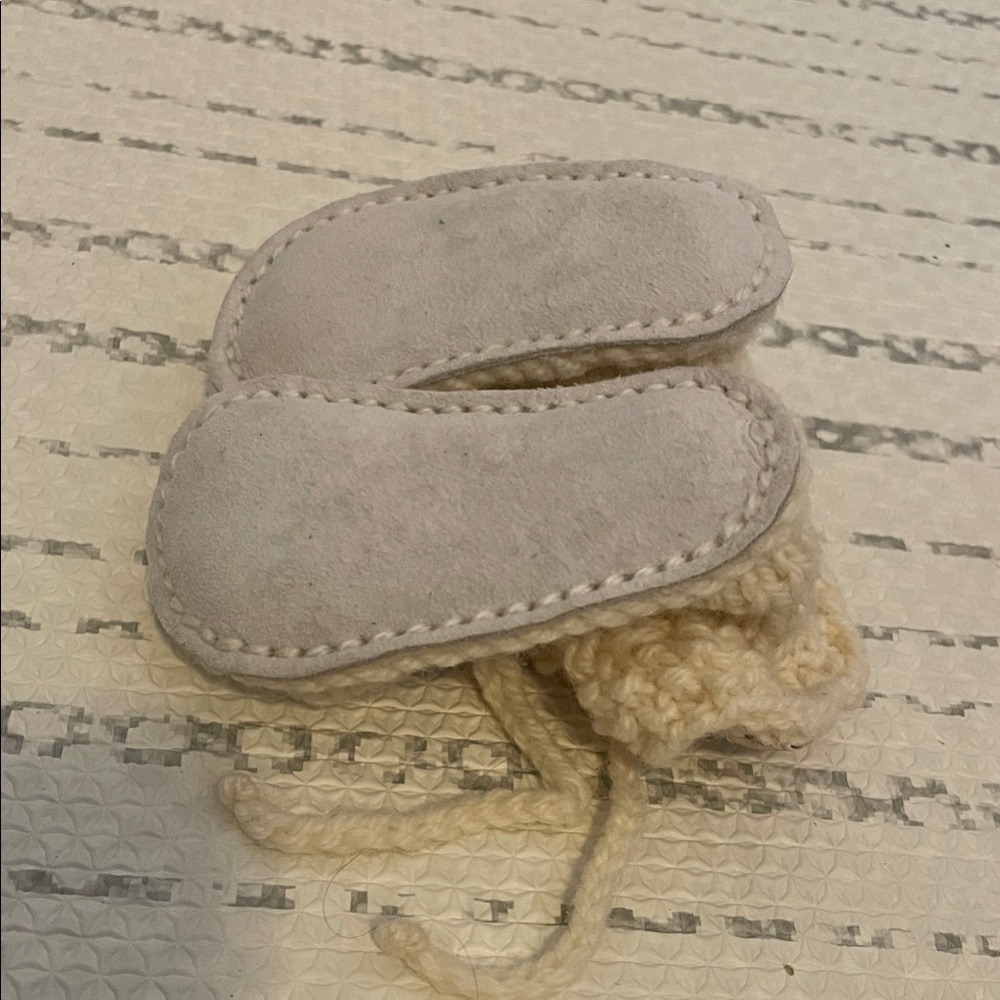 Hand Knit in Ireland Wool Cream Baby Booties - Picture 4 of 4